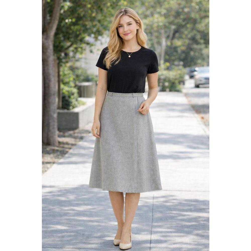 Women’s Size 11/12 Light grey skirt.  Lined.  Vintage. Very good condition